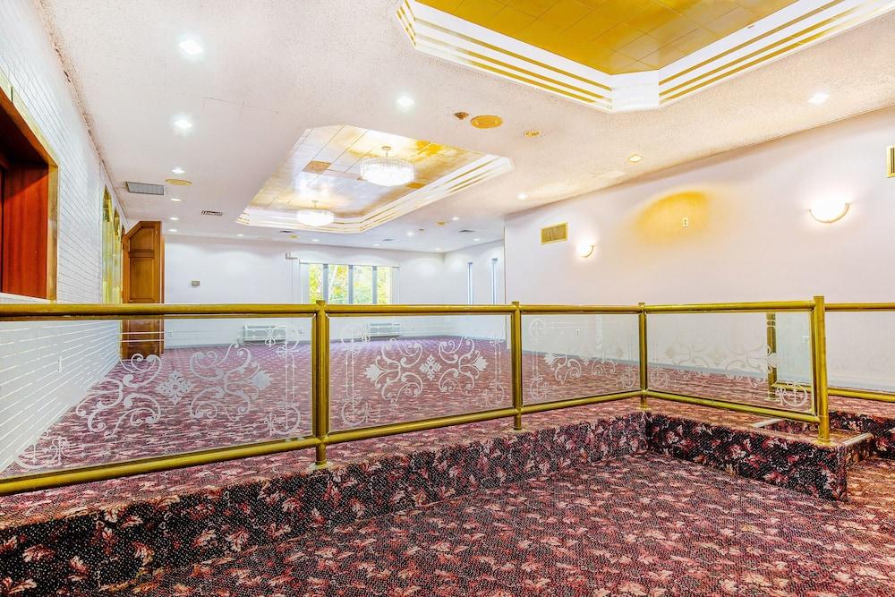 Americas Best Value Inn Moline photo 21