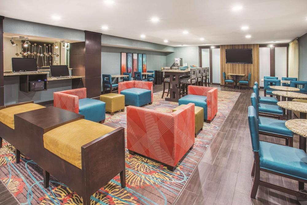 La Quinta Inn & Suites by Wyndham O'Fallon, IL - St. Louis photo 3