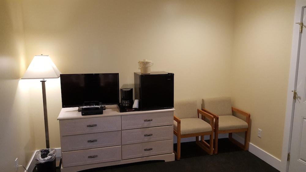 Captain's Quarters Motel photo 3