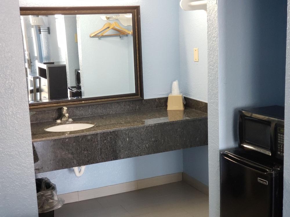 Regency Inn photo 13
