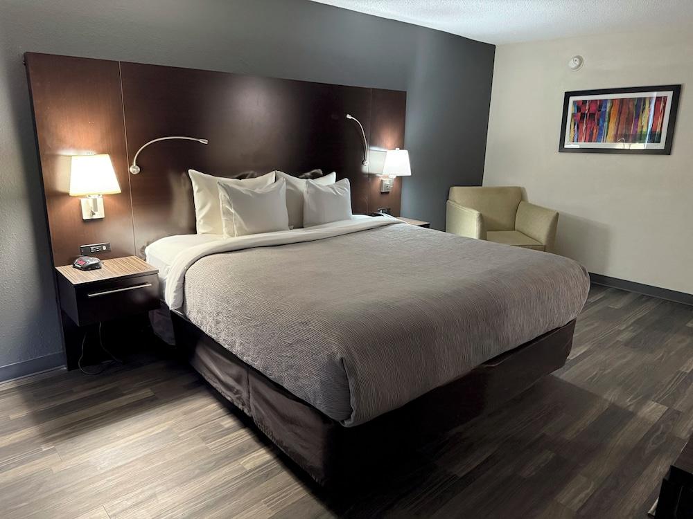 Quality Inn and Suites Livonia photo 13