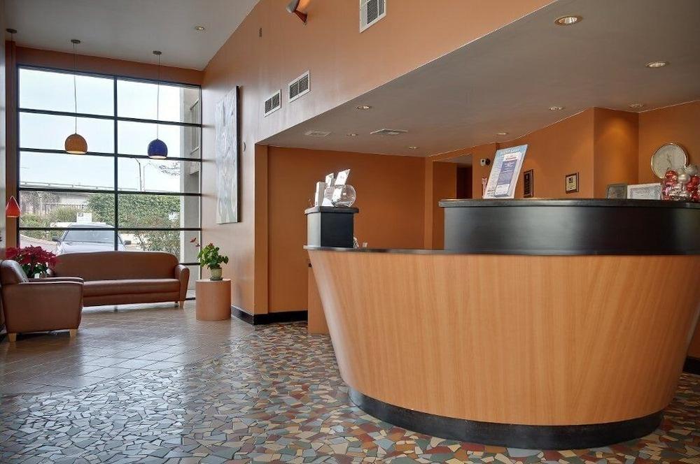 Vagabond Inn Executive Old Town photo 9