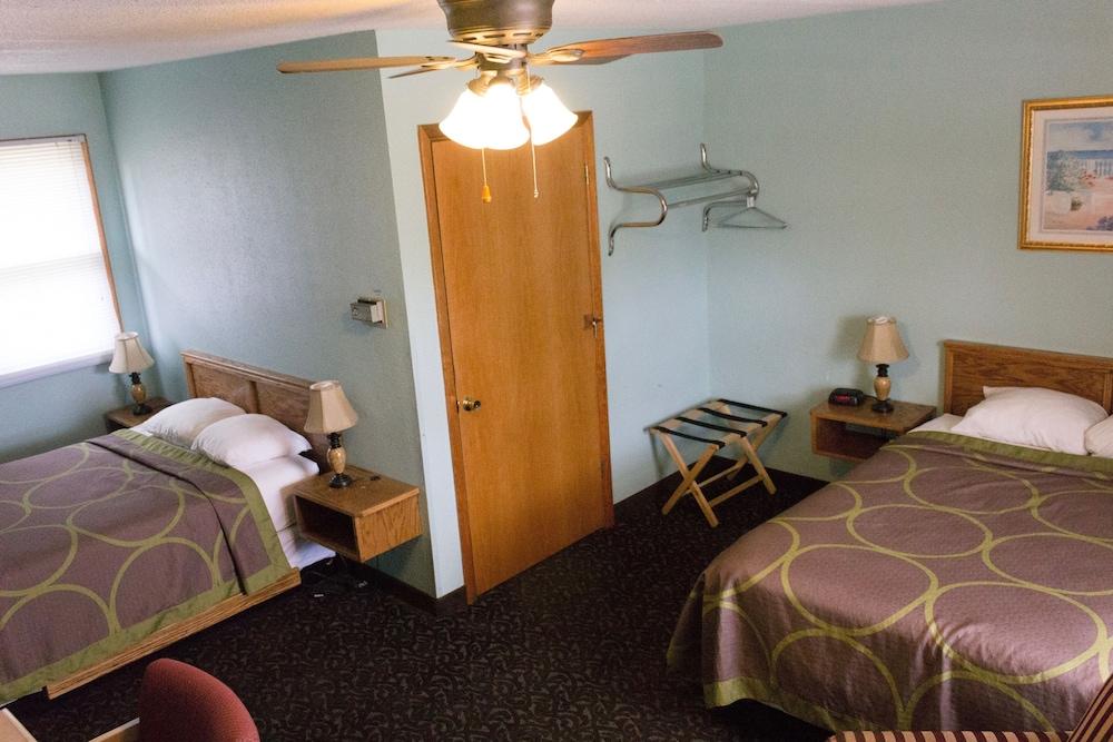 Hawkeye Motel photo 26