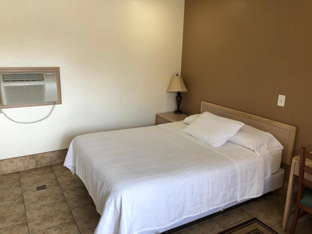 Topper Motel photo 14