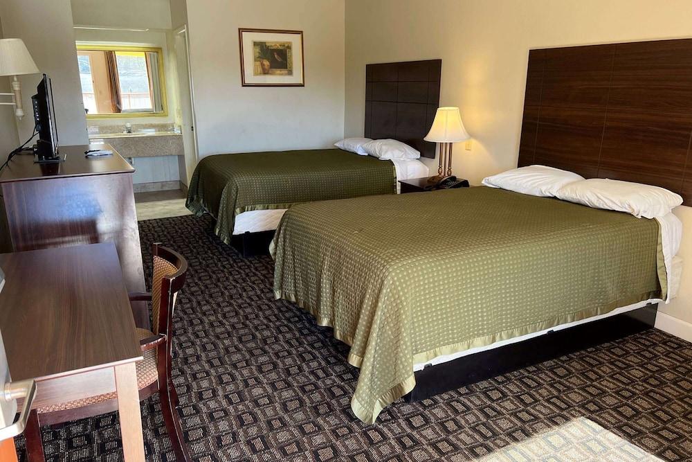 Days Inn & Suites by Wyndham Brewton photo 5