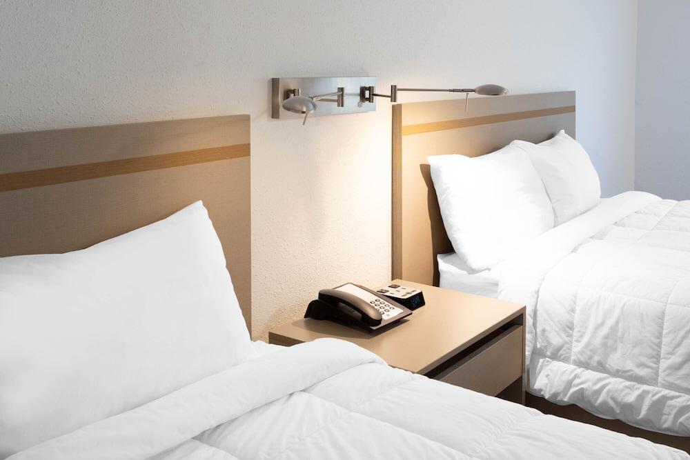 Travelodge by Wyndham Elkhart photo 9