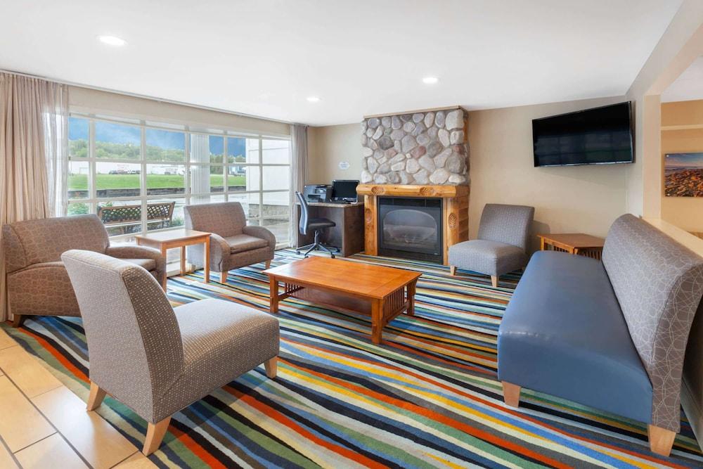 Baymont by Wyndham St. Ignace Lakefront photo 2