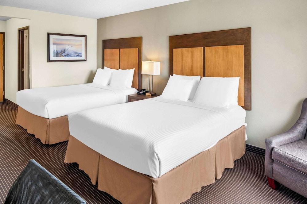 White Pines Inn & Suites photo 23