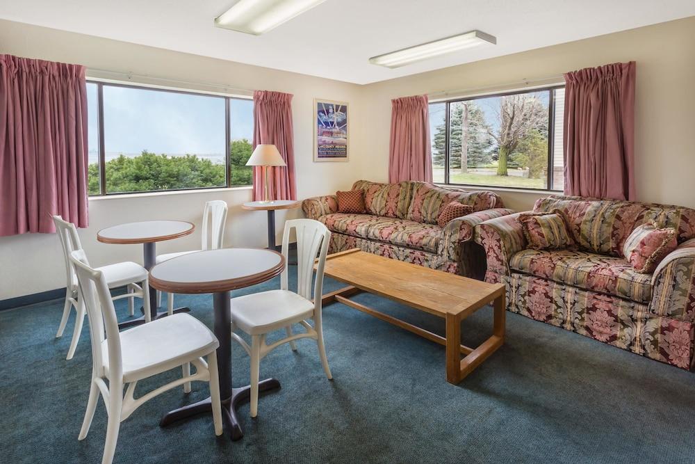 Super 8 by Wyndham Hebron Lowell Area photo 3