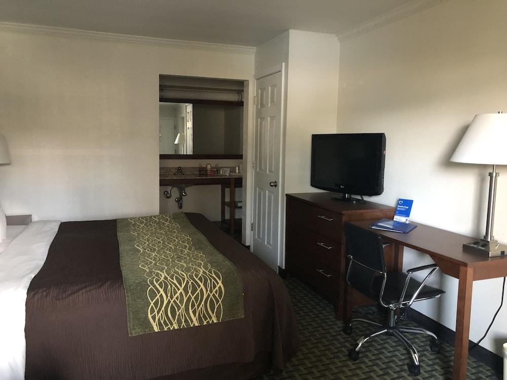 Days Inn by Wyndham Austintown photo 53