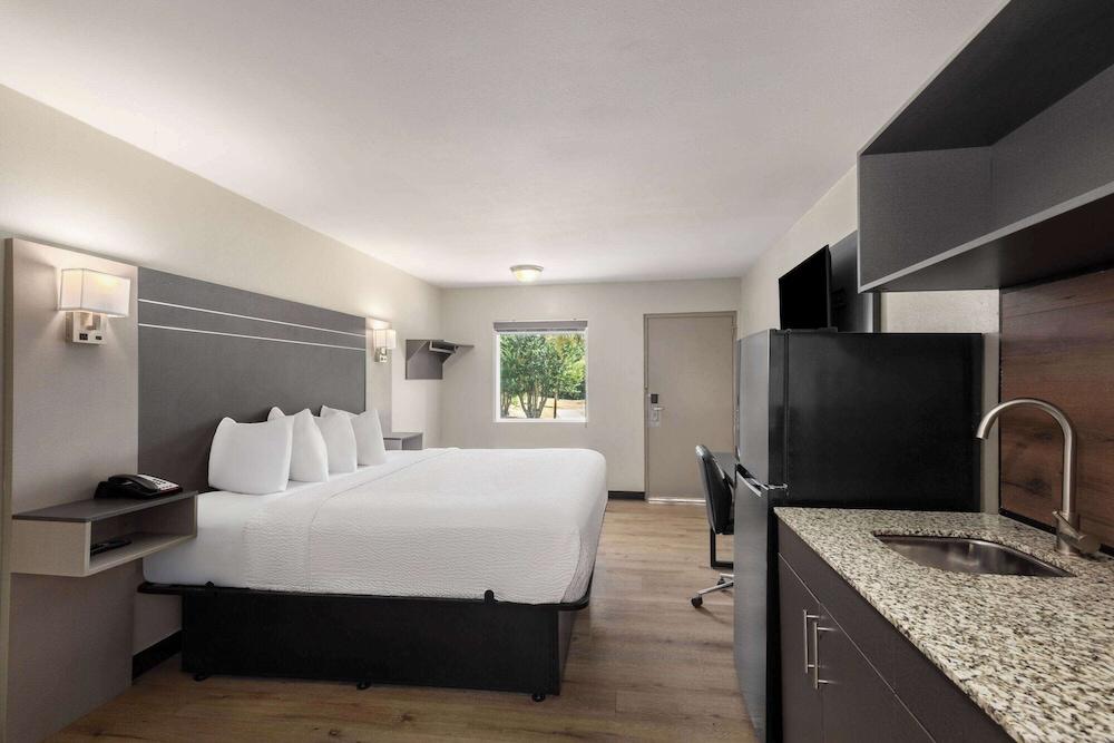 Baymont by Wyndham Dothan photo 18