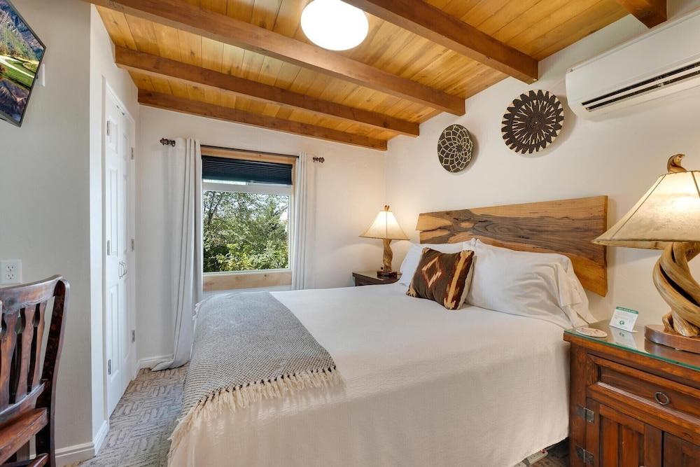 Stone Lizard Lodging photo 18