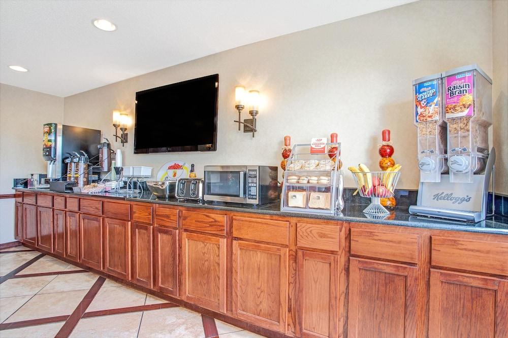 Super 8 by Wyndham Clinton photo 23