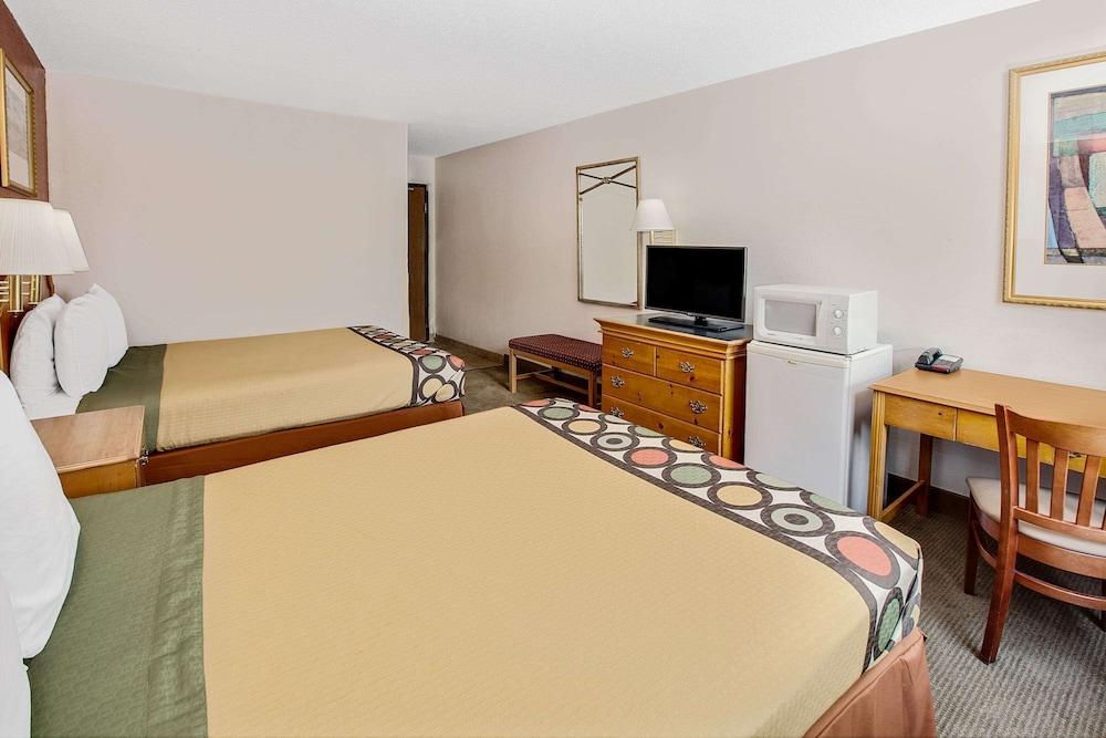 Super 8 by Wyndham Crystal Lake photo 12