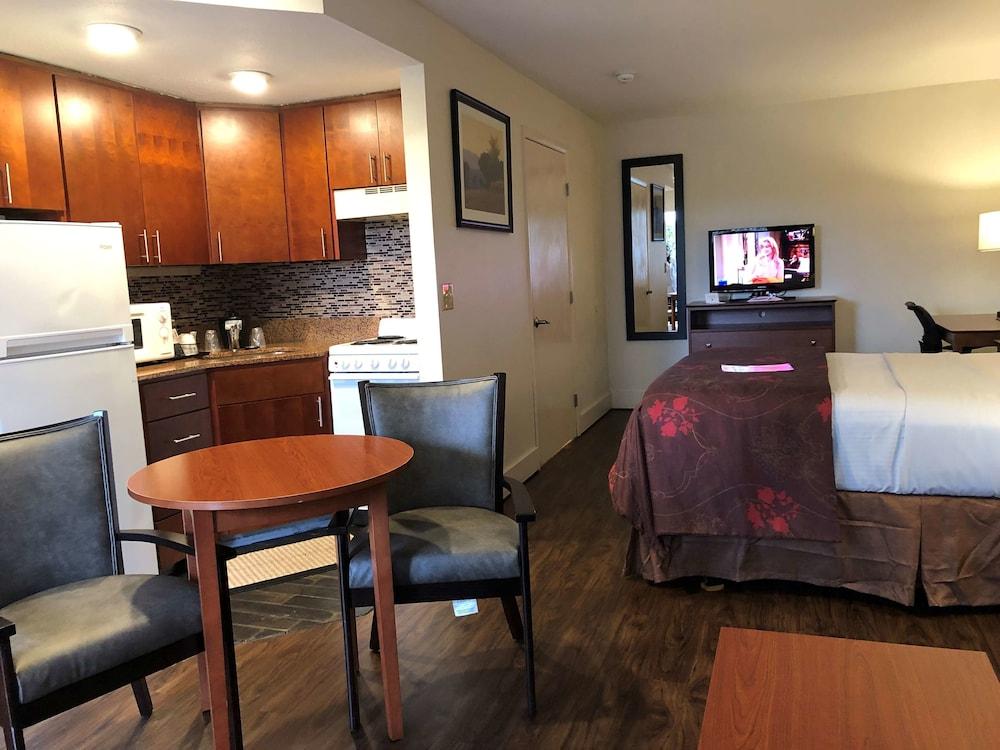 Clarion Pointe Mount Vernon - Burlington photo 4