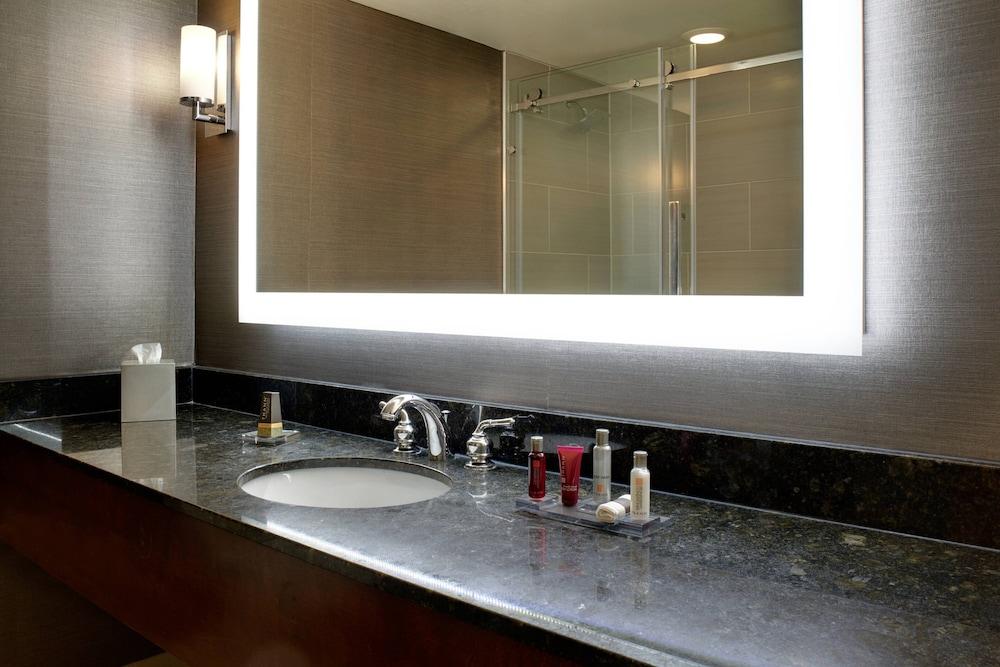 Marriott East Lansing at University Place photo 21