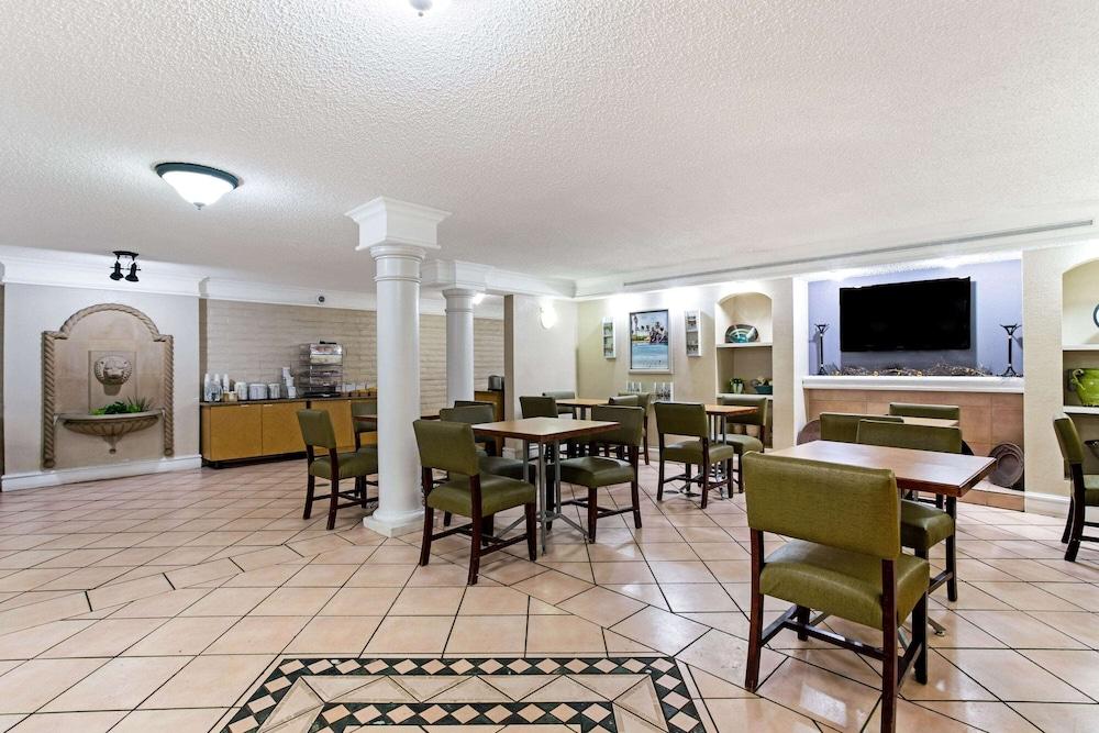 La Quinta Inn by Wyndham Denver Northglenn photo 12