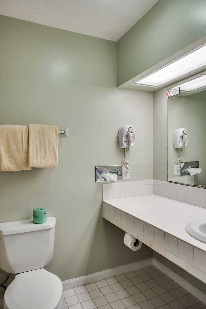 Boxwood Lodge photo 76