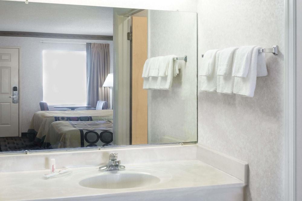 Super 8 by Wyndham Ashburn photo 16