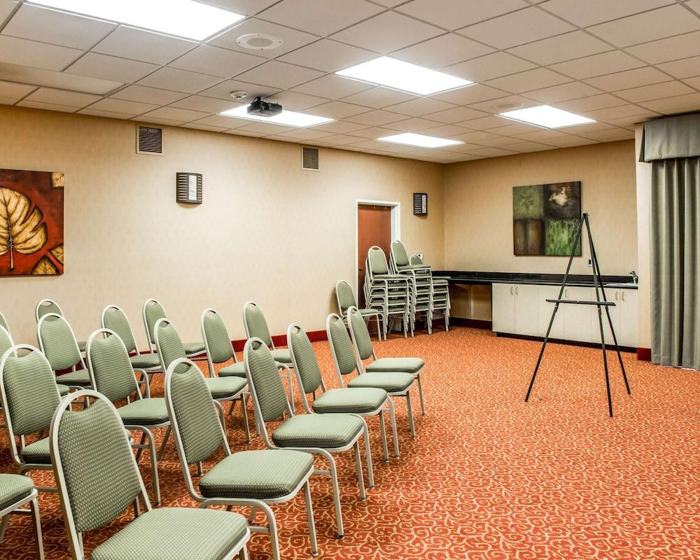 Comfort Suites photo 31
