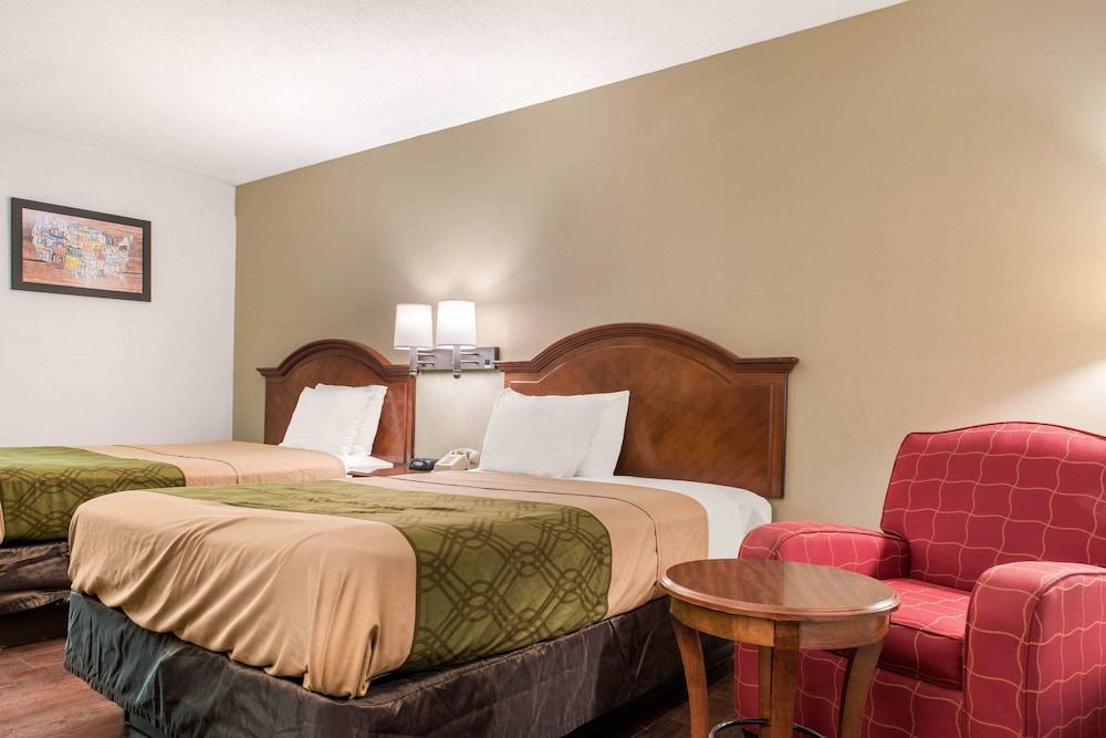Econo Lodge Holland - Toledo photo 4