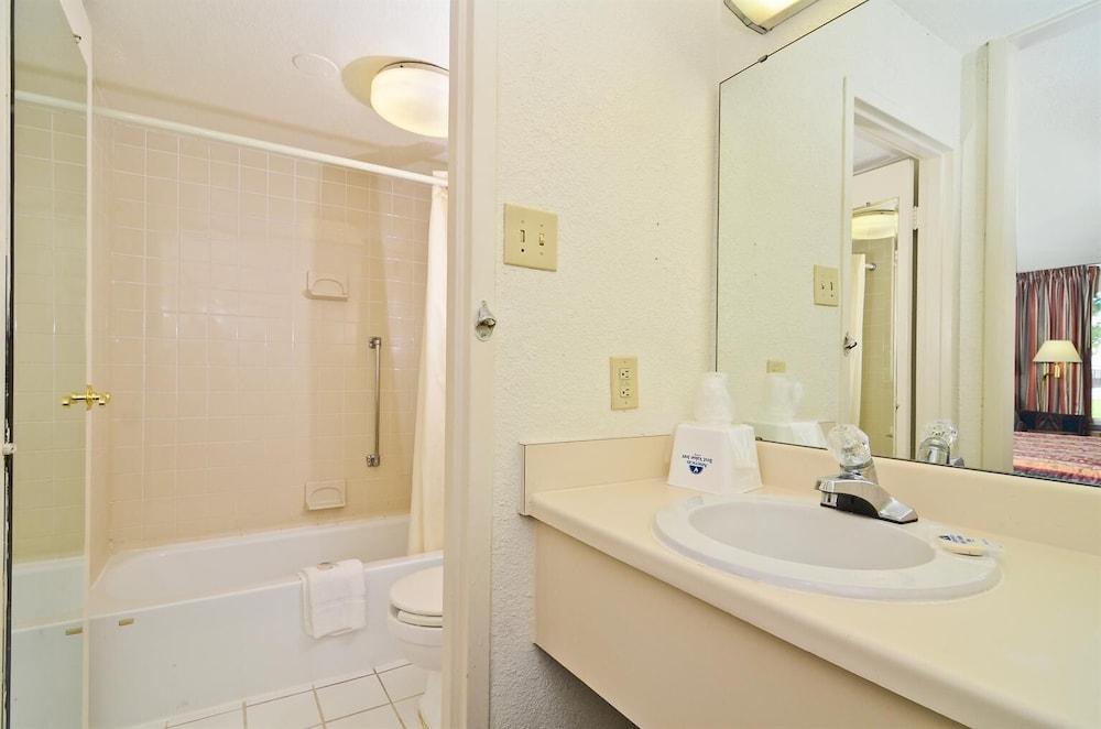 Americas Best Value Inn Wilson photo 15