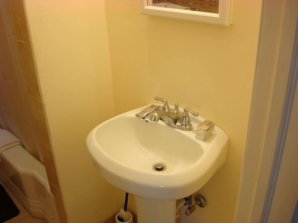Four Winds Motel photo 34