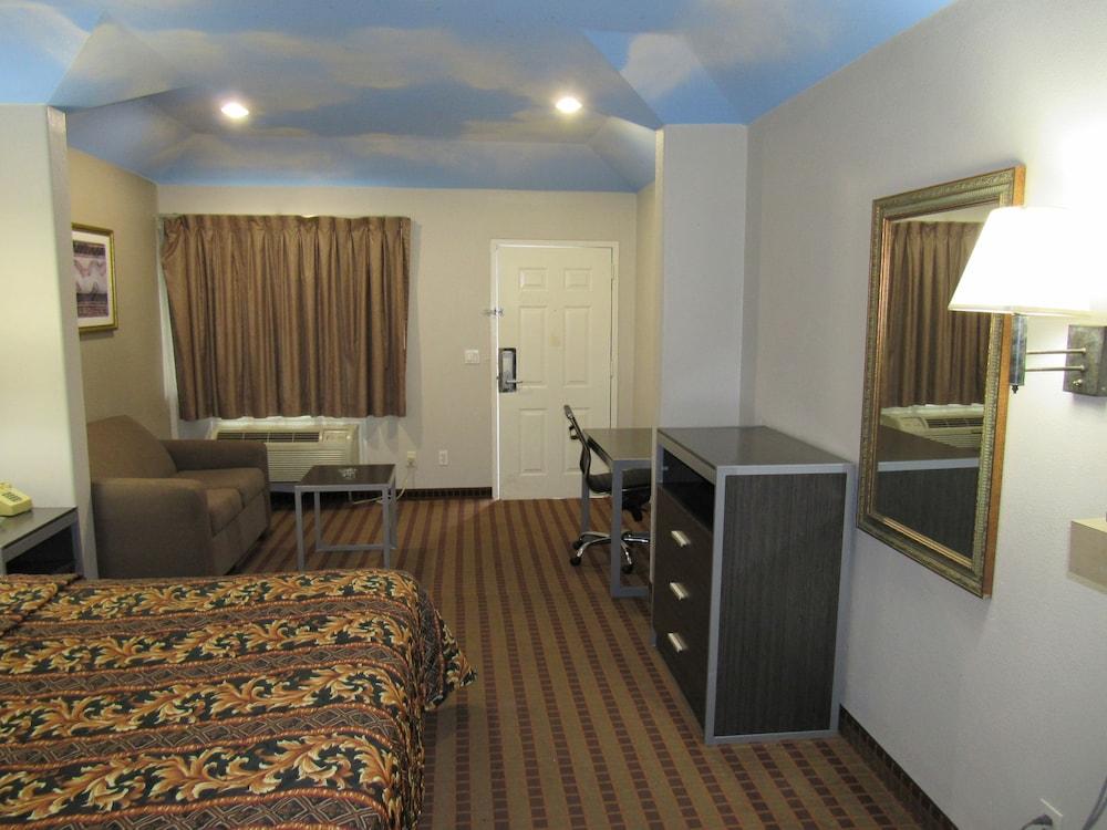 Camelot Inn & Suites Highway 290 NW Freeway photo 11