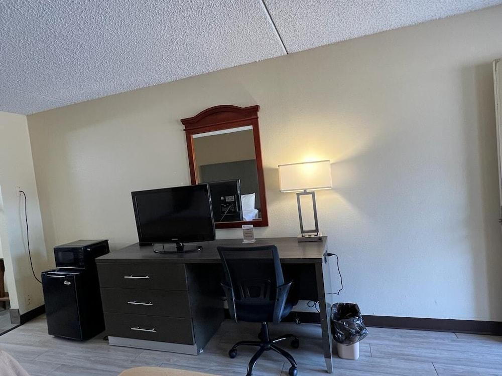 Rodeway Inn Walterboro I-95 photo 13