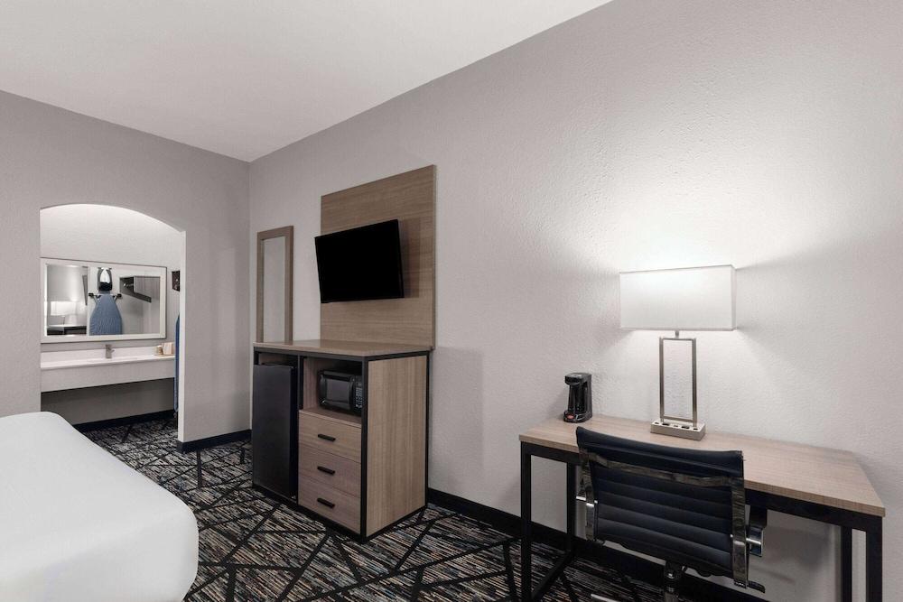 Baymont by Wyndham Mobile/Tillmans Corner photo 16