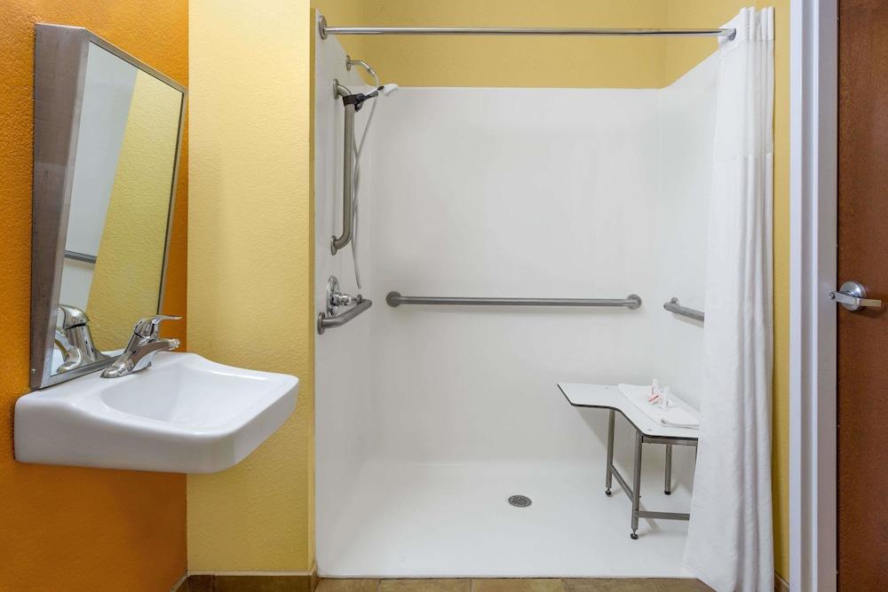 Microtel Inn & Suites by Wyndham Greenville/University Medic photo 25
