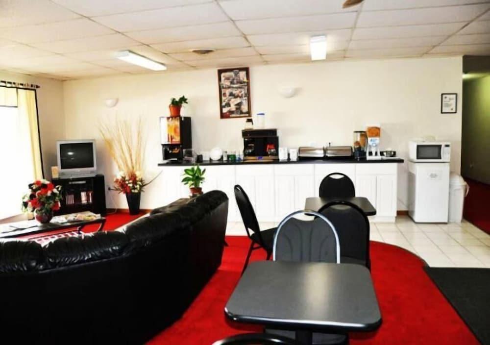 Red Carpet Motel photo 32