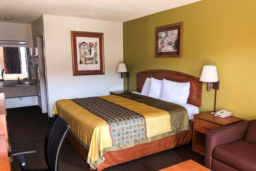 Econo Lodge Oklahoma City Northeast photo 3
