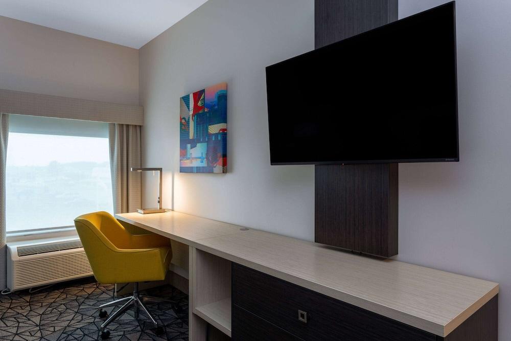 La Quinta Inn & Suites by Wyndham Shorewood photo 7
