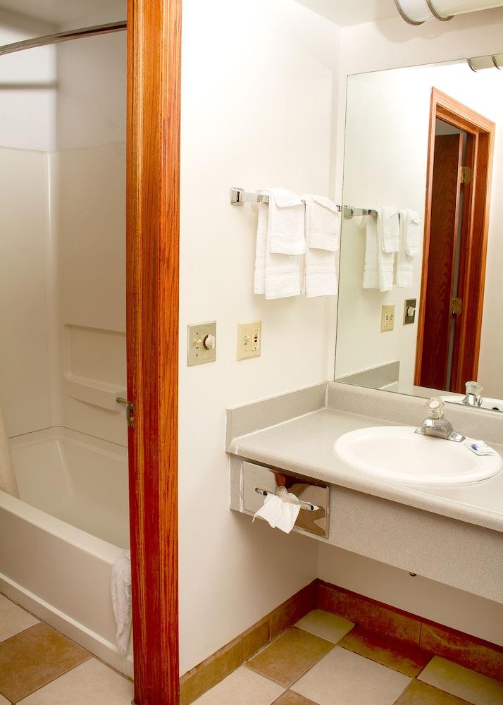 Budget Inn and Suites photo 3