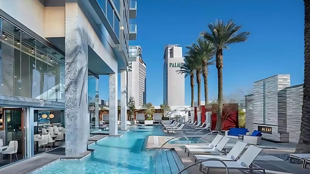 One Bedroom | 1.5 Baths & Living Room | Jet Tub – Palms Place StripSuite photo 9