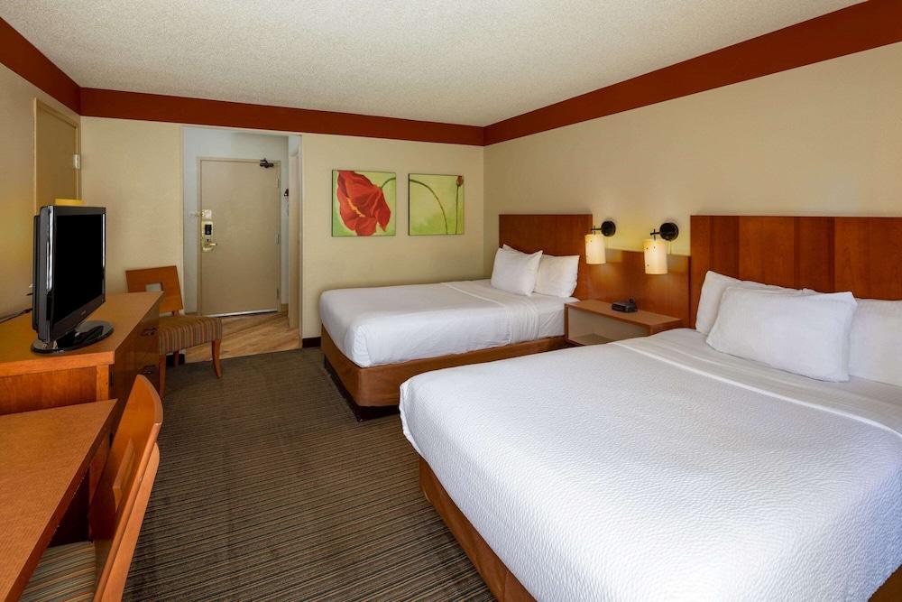Spark by Hilton Savannah Midtown photo 3