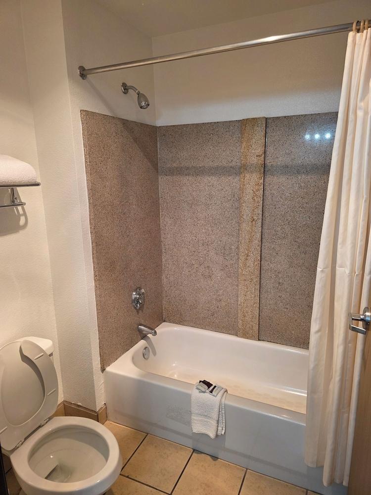 American Inn & Suites photo 4
