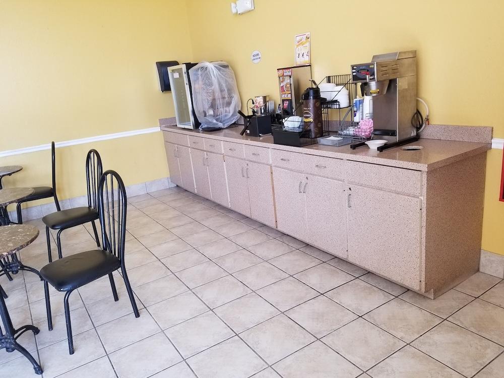 Americas Stay Inn photo 27