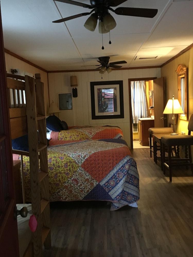 Smoky View Cottages & RV Resorts photo 18