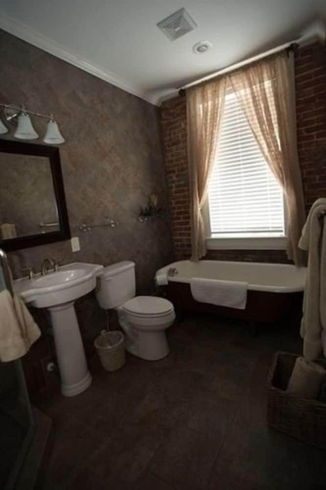 Hamilton House Inn photo 12