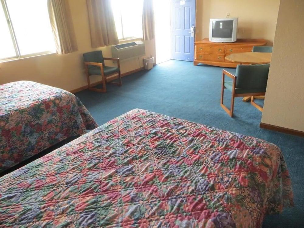 Travelers Inn photo 16