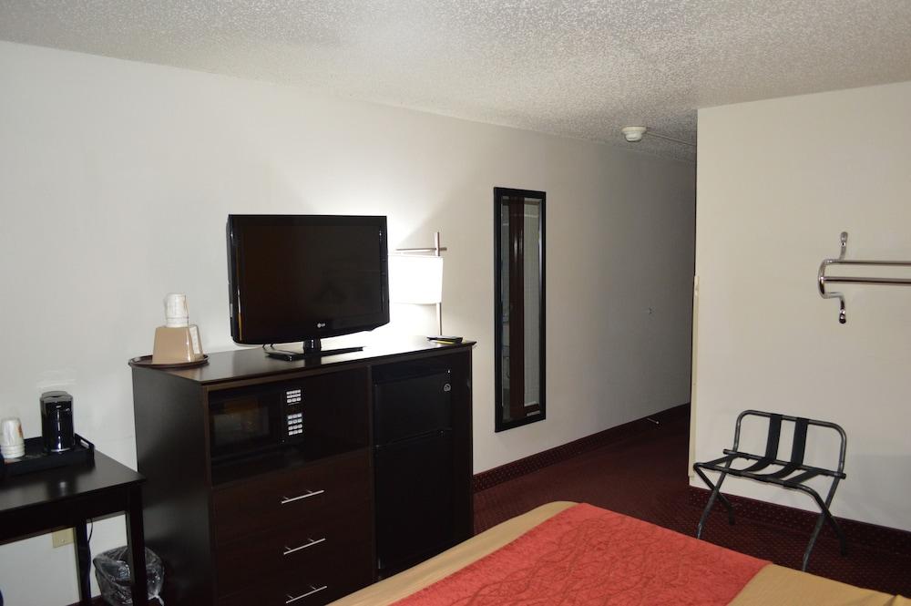 Red Roof Inn Ames photo 8