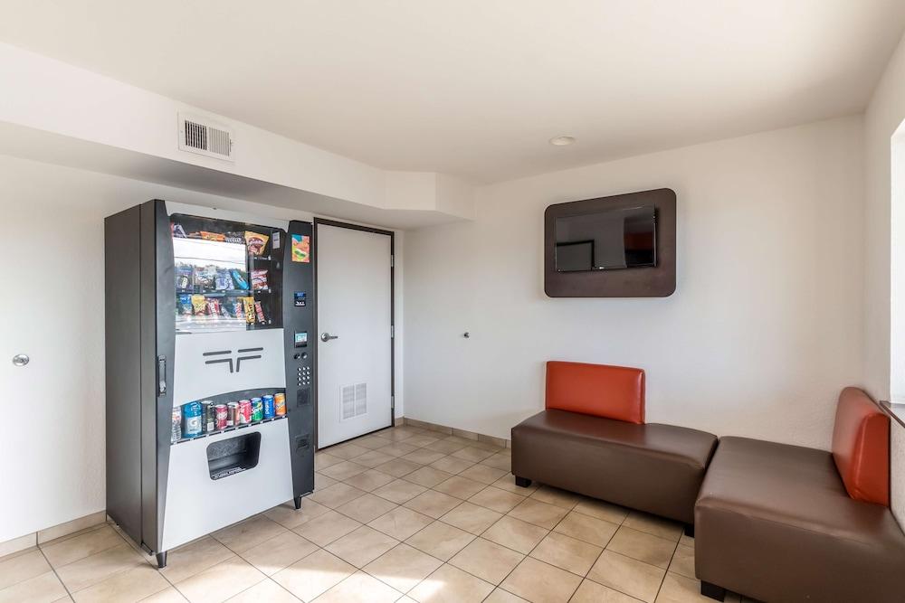 Motel 6 San Antonio, TX - South WW White Rd photo 38