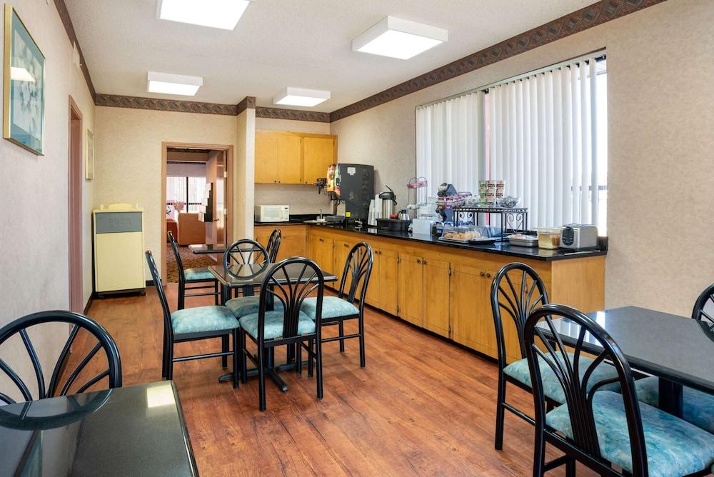 Econo Lodge Inn & Suites Forest photo 20