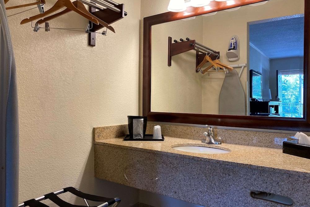 Econo Lodge Forest City photo 12