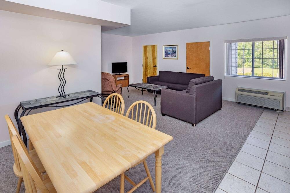 Microtel Inn & Suites by Wyndham Plattsburgh photo 17