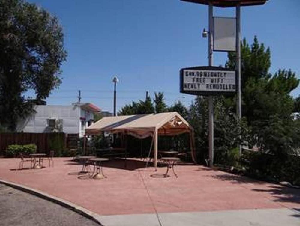 Springs Inn by Capital O I 25 photo 9