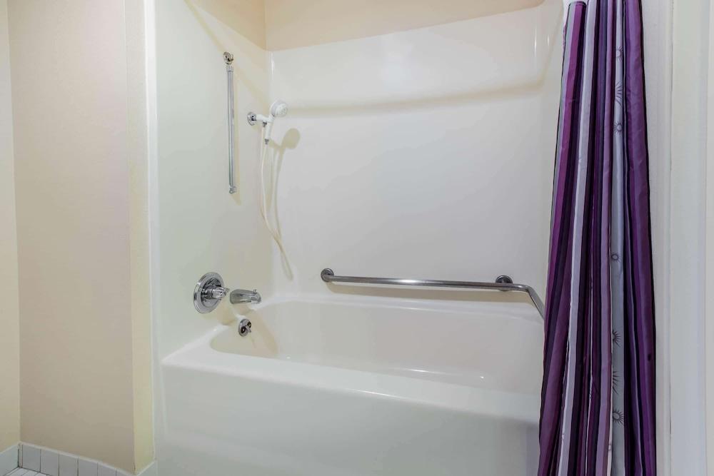 La Quinta Inn by Wyndham Detroit Southgate photo 35