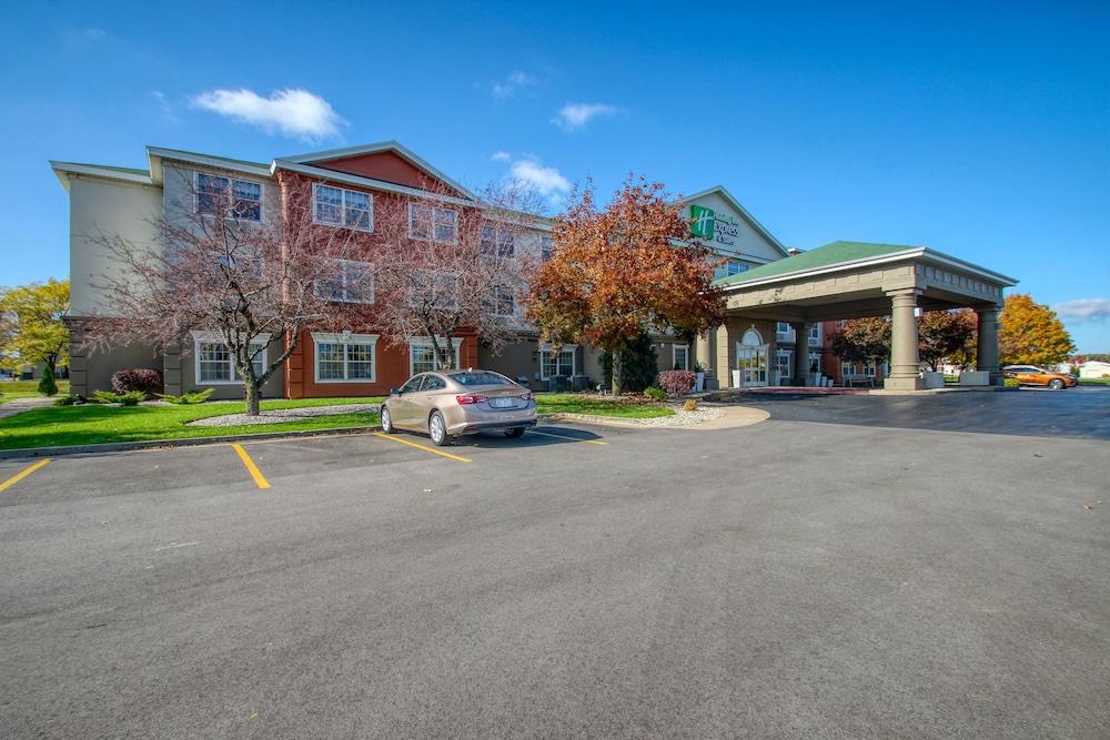Holiday Inn Express Hotel & Suites Oshkosh by IHG photo 57